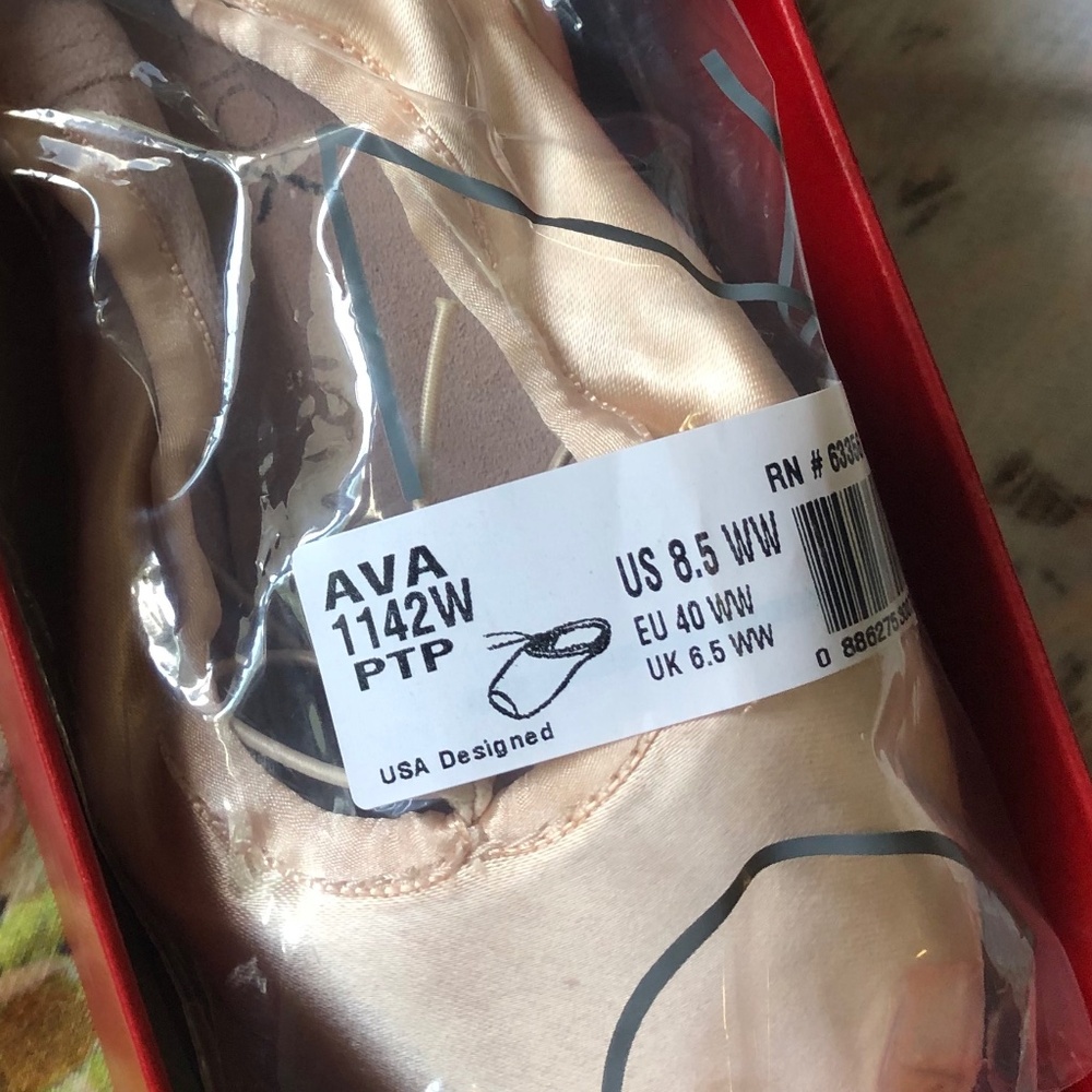 Capezio Ava Pointe Shoes 8.5WW New in Box